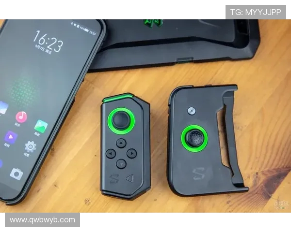 黑鲨游戏手柄全新一体设计专为吃鸡打造精准操控体验